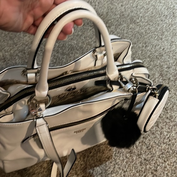 White Guess cross over Handle Bag - Picture 4 of 5